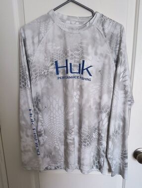Huk Yeti lightweight fishing shirt with YETI Logos, size S